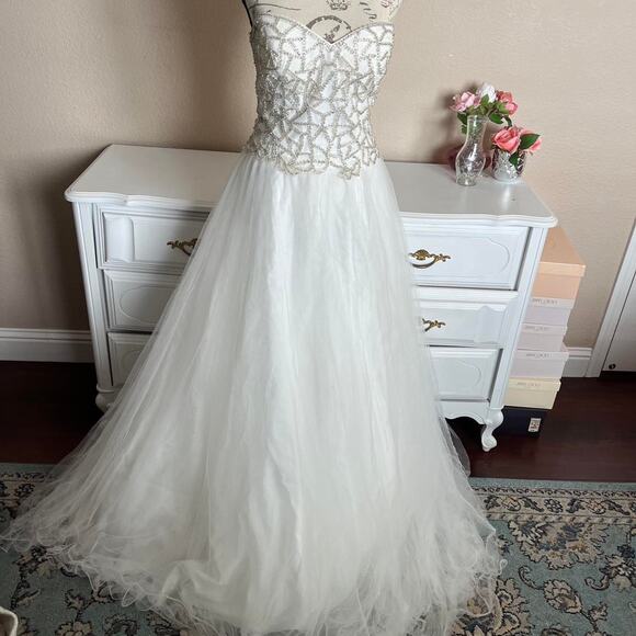 Stunning white and silver beaded gown - Picture 1 of 8